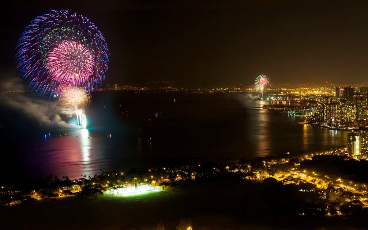 Spettacolari fuochi d'artificio per la notte del 31 dicembre a Waikiki Beach, Honolulu, nelle isole Hawaii