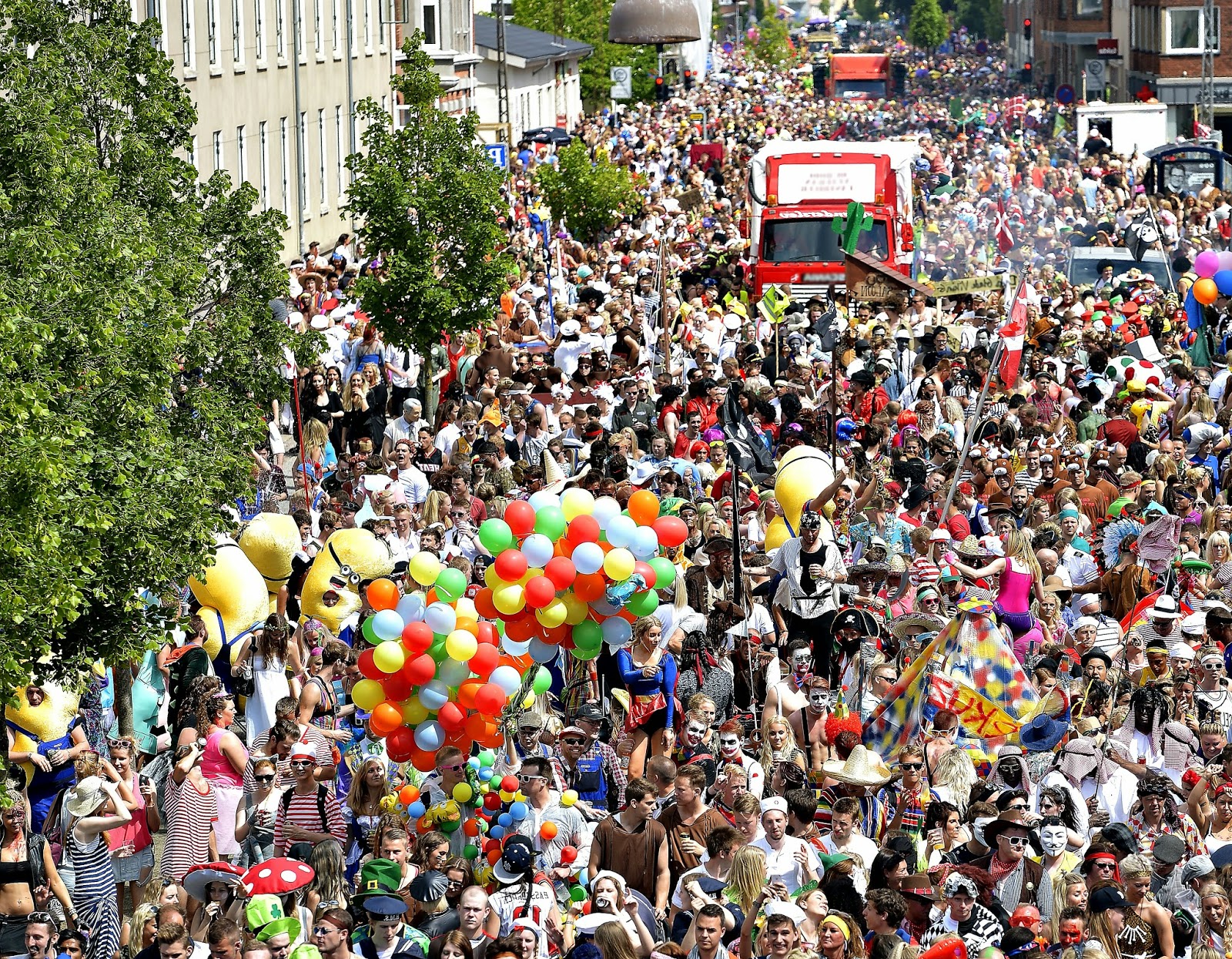 La grande parata di Carnevale nelle strade di Aalborg, in Danimarca