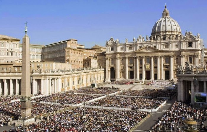 La Santa Messa in Piazza San Pietro il giorno di Pasqua