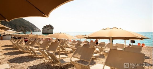 Vista dalla spiaggia dell'Hotel Baia Dei Faraglioni a Vieste - Foggia