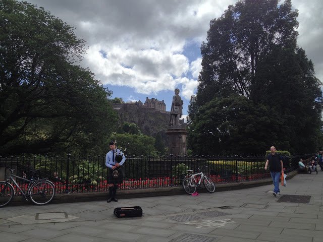 princes street e il monumento a Scott a Edimburgo