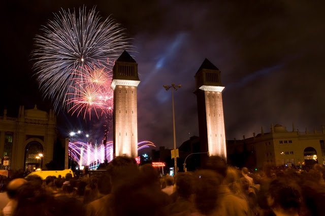 i bellissimi fuochi d'artificio in Plaça Espanya per capodanno