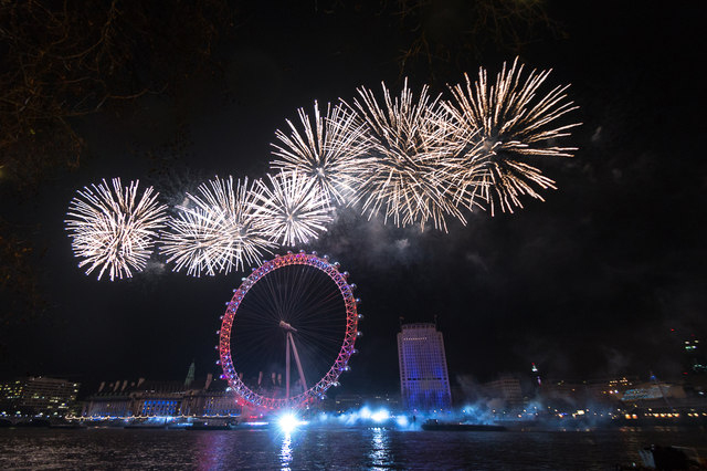 i bellissimi fuochi d'artificio che partono dalla London Eye, sulla riva sud del Tamigi tra il Ponte di Westminster 