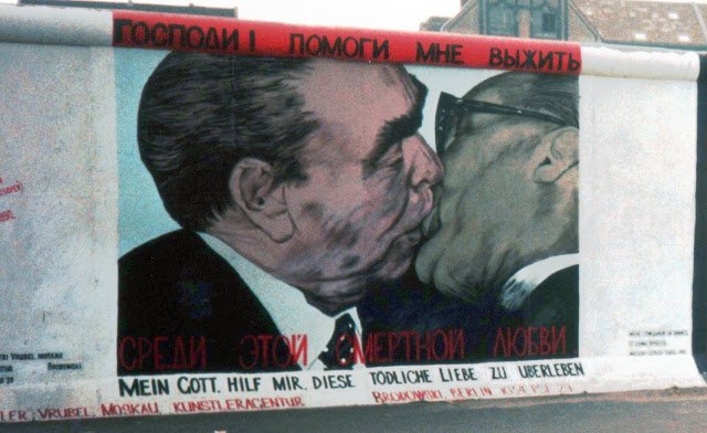 graffito nel East Side Gallery a berlino