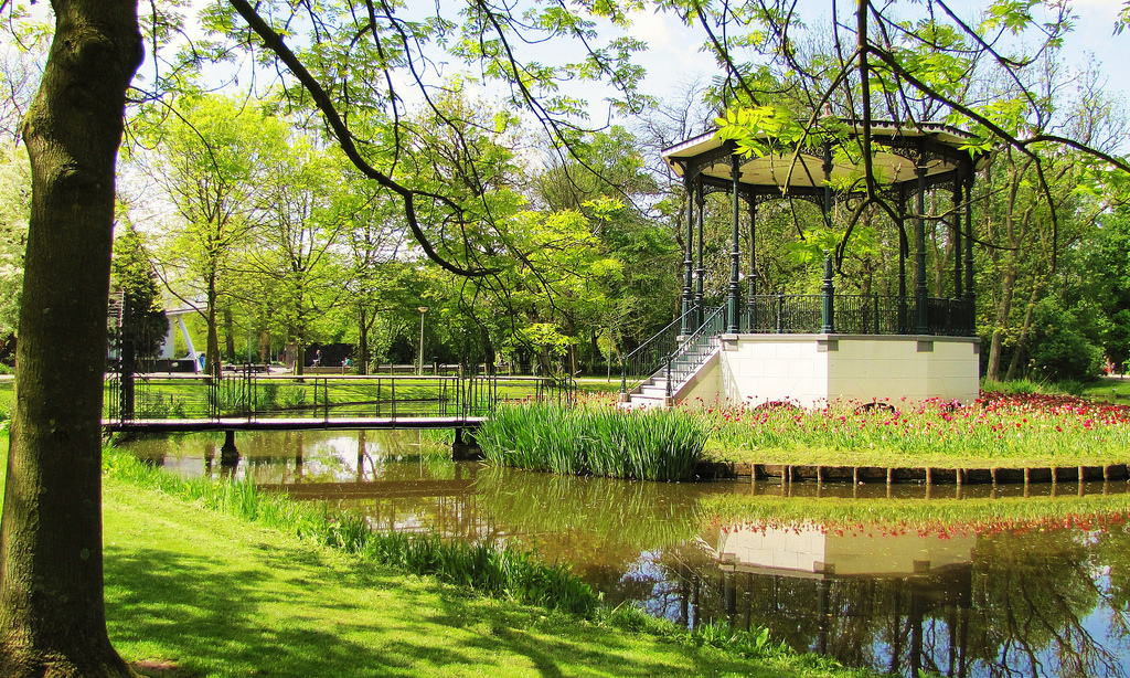 Tra i giardini da visitare ad Amsterdam c'è senz'latro il Vondelpark, il polmone verde della città