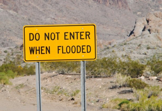 Strano segnale quello che avvisa di non avvicinarsi quando c'è un alluvione