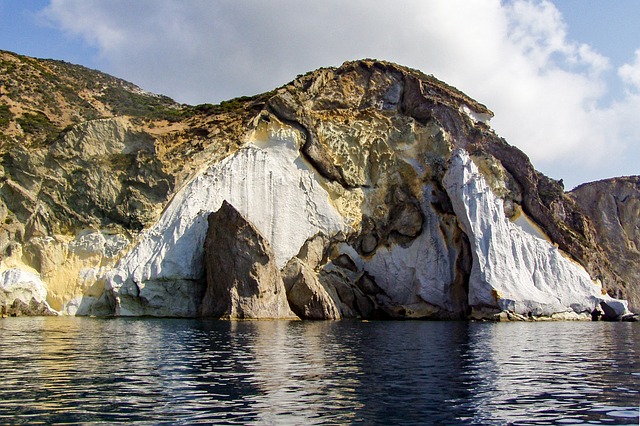 Ponza, arcipelago pontino: scogliere a picco sul mare
