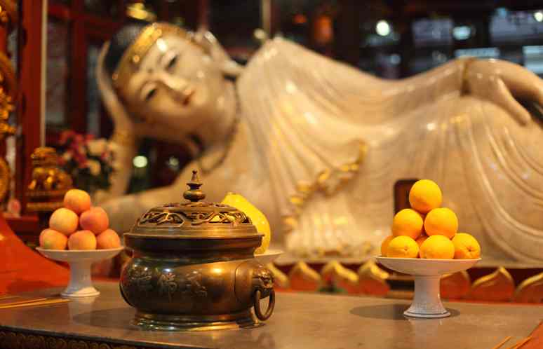 Il celebre Buddha disteso nel tempio di Buddha di Giada a Shanghai