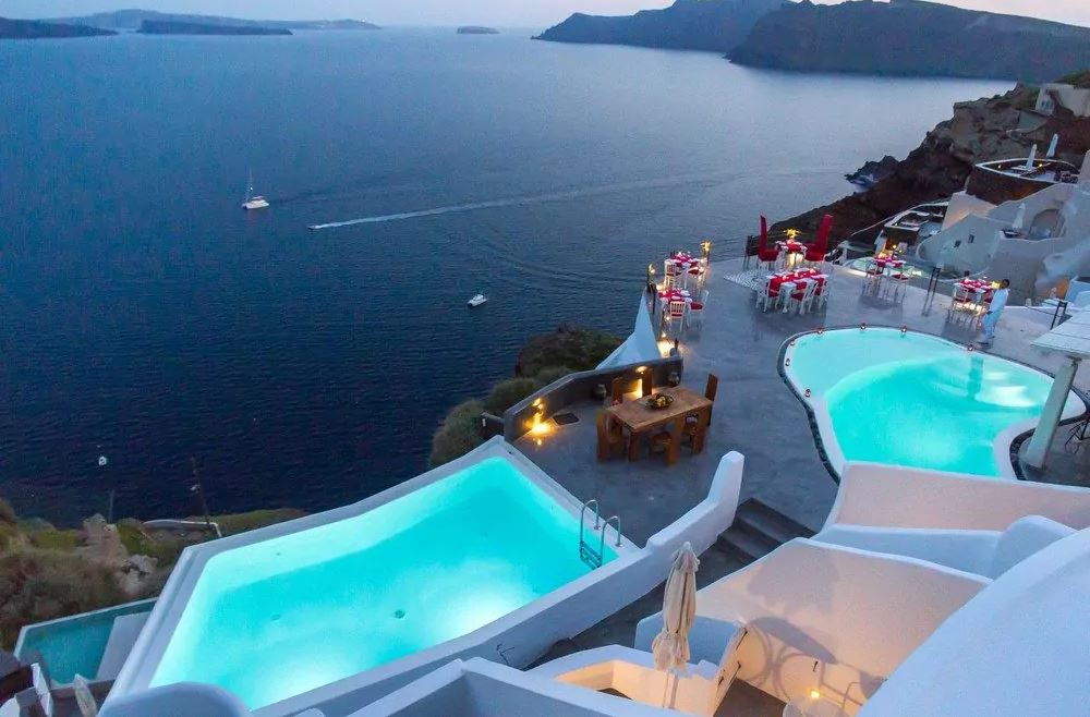 Le infinity pool all'Andronis Boutique hotel di Oia, isola di Santorini