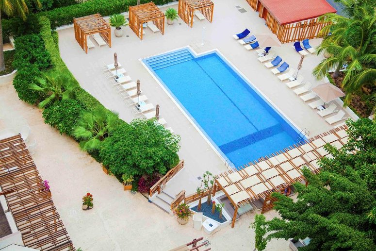 Tra i migliori hotel di Dakar, segnaliamo il Novotel Dakar: nell'immagine, la piscina dell'albergo.