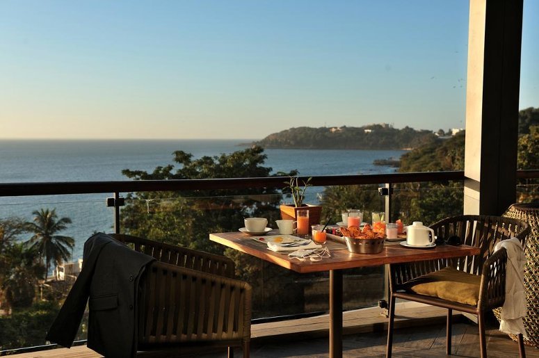 Goditi la prima colazione sulla terrazza panoramica del Pullman Dakar Teranga Hotel.